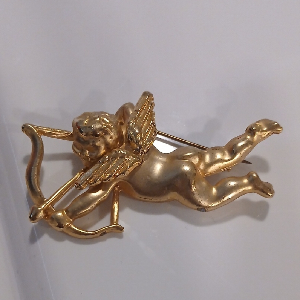 Charming Gold Tone Cherub Brooch